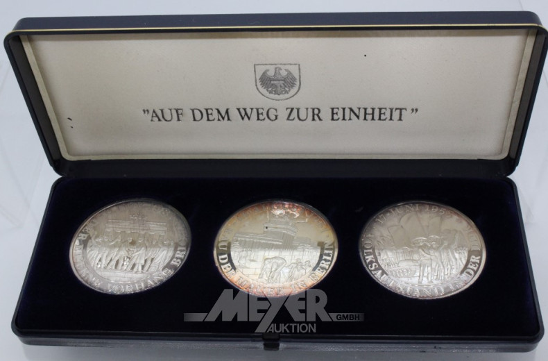 2 Etuis mit zus. 6 Silbermedaillen,