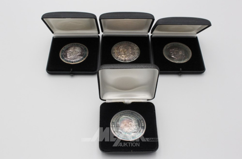 18 Silber-Gedenkmedaillen, in Einzeletuis,