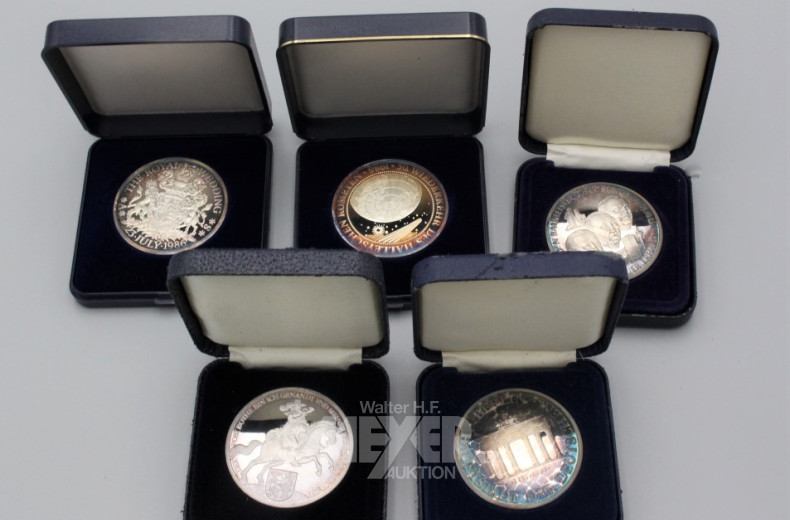 18 Silber-Gedenkmedaillen, in Einzeletuis,
