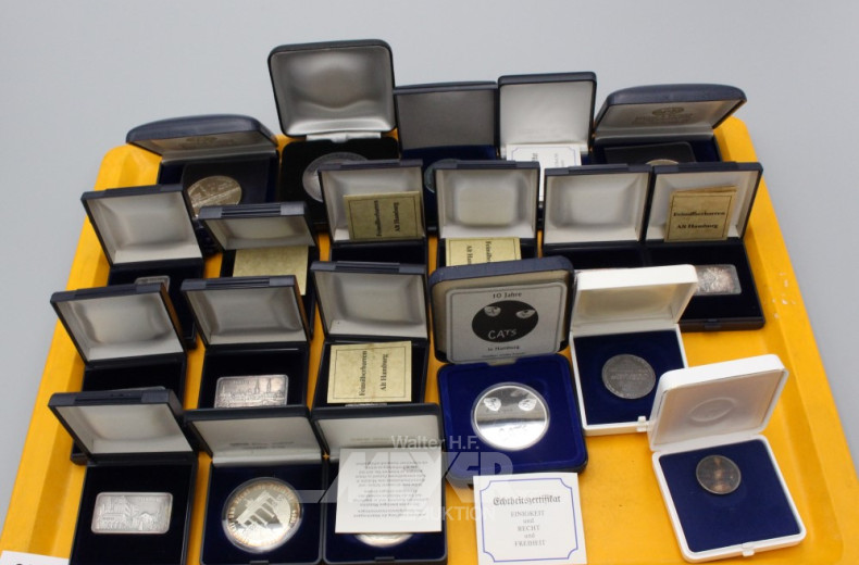 20 Silber-Gedenkmedaillen und -Barren,