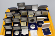 20 Silber-Gedenkmedaillen und -Barren,