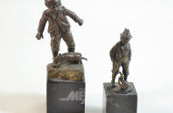 2 Bronzefiguren ''Junge mit Ferkel/Ente''