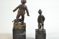 2 Bronzefiguren ''Junge mit Ferkel/Ente''