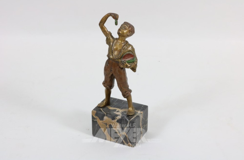 kl. Metallfigur, Junge mit Melone,