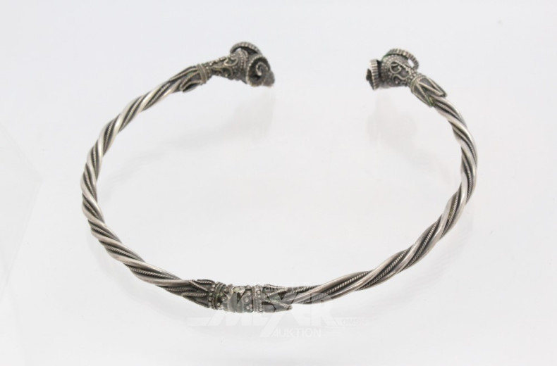 Halsreif, Silber mit Widderköpfen,