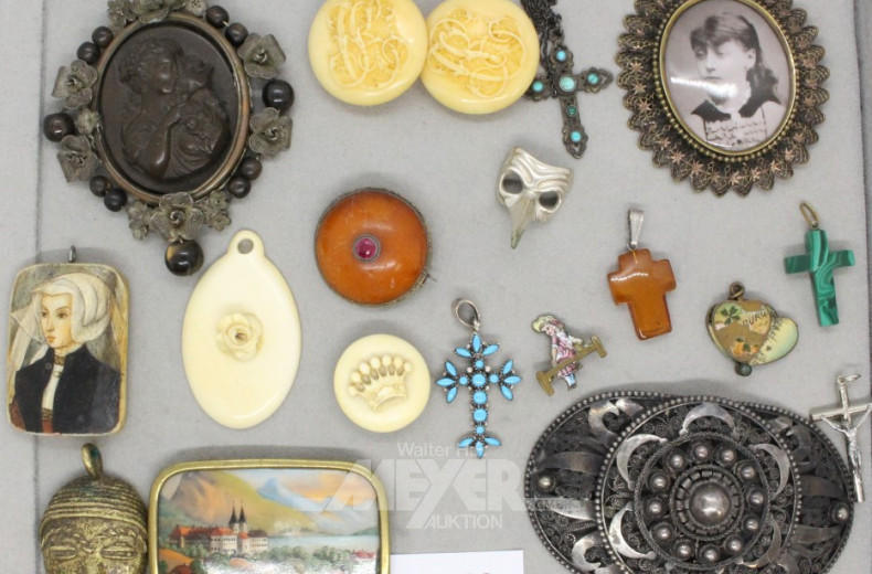 Konvolut: Anhänger, Broschen, Knöpfe