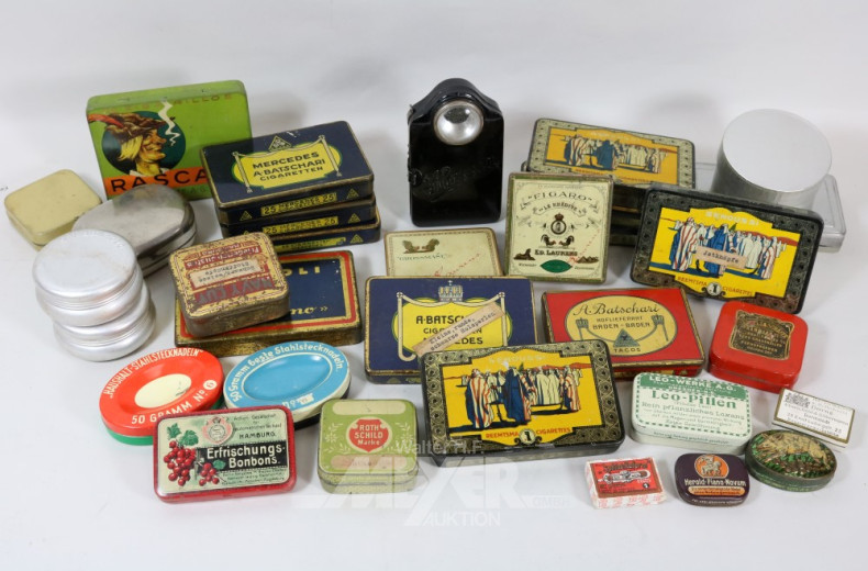 Sammlung alter Blechdosen
