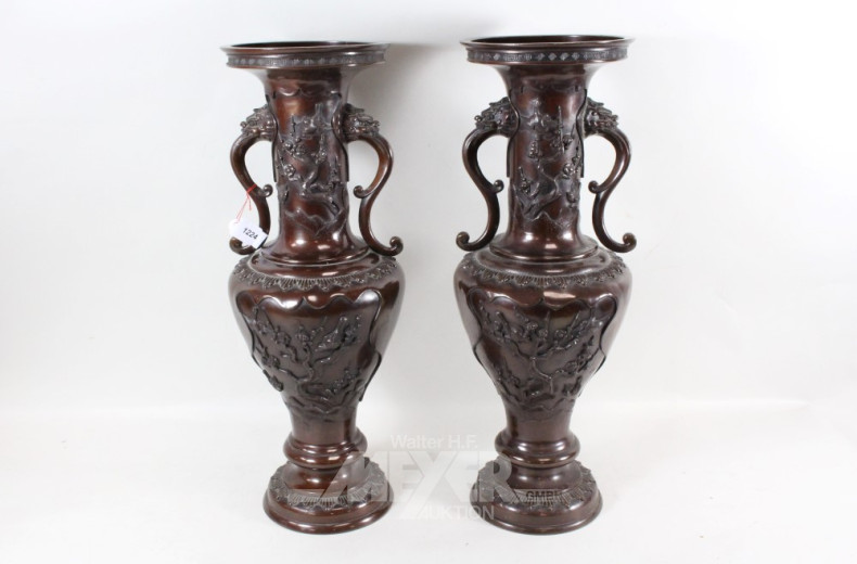 Paar China-Bodenvasen, Metallguß