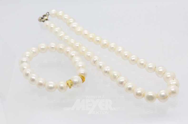 Süßwasser-Perlenkette und ein Armband