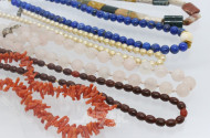 17 Ketten: Achat, Koralle, Lapis