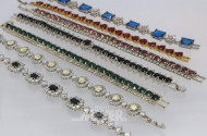 24 Armbänder mit Farbsteinen, z.T defekt