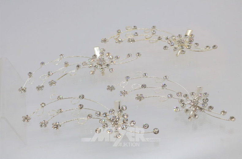 6 Colliers sowie 4 Ansteck-Klammern,