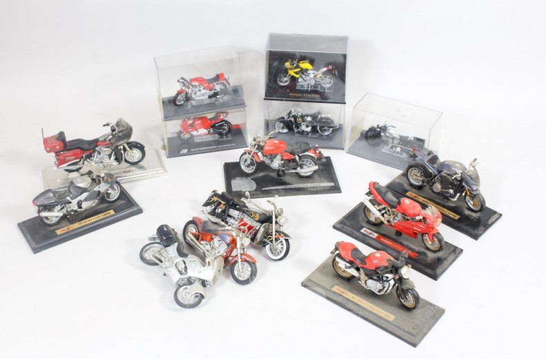 14 Modell-Motorräder