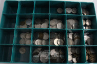Münzbox, gefüllt mit div. Münzen sowie