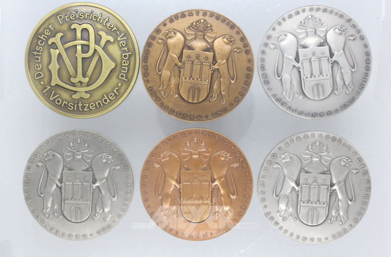 Schatulle mit Plaketten sowie