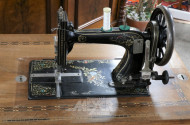 Tischnähmaschine um 1900,