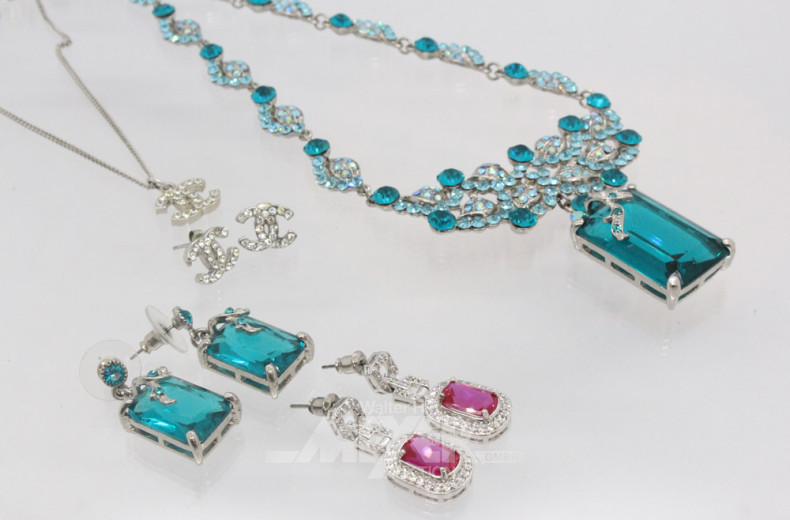 2 Modeschmucksets: Collier und Ohrringe