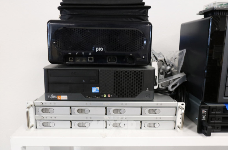 Server best. aus: 5 Festplatten Racks