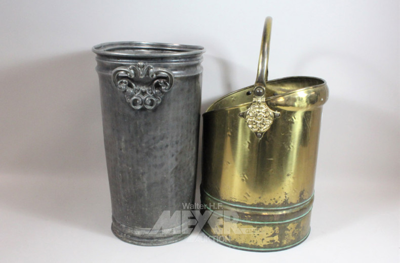 2 versch. Schirmständer, Messing u. Metall