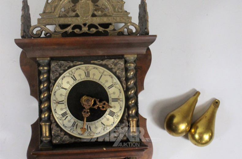 Wanduhr mit figürlicher Darstellung