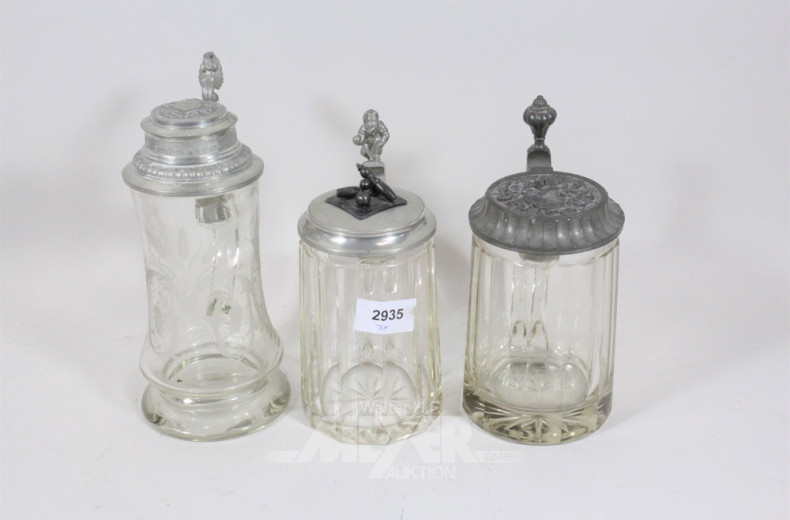 3 alte Kristall-Krüge mit Zinndeckel,