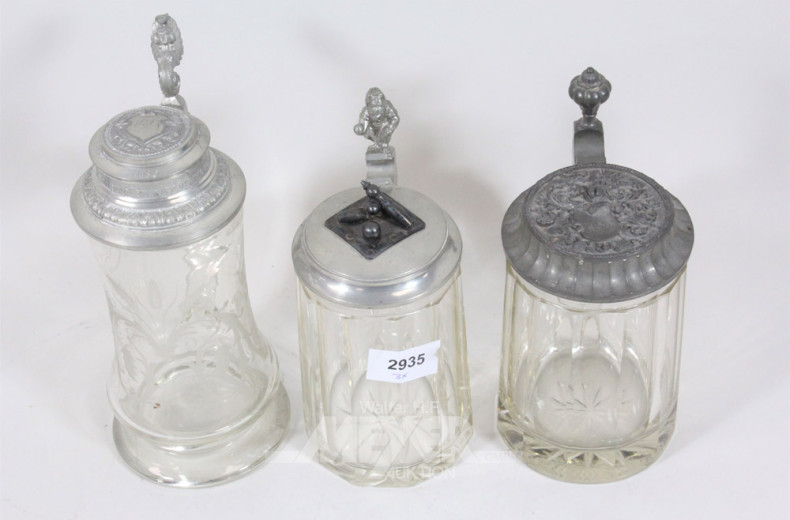 3 alte Kristall-Krüge mit Zinndeckel,