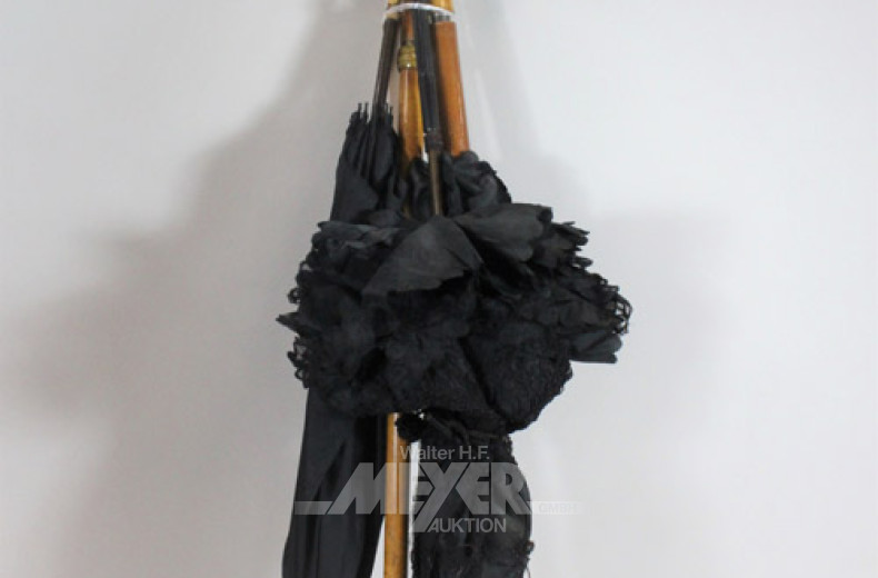 3 alte Regenschirme u. 6 Spazierstöcke