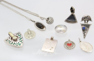 Posten Silberschmuck: Anhänger, Ketten,