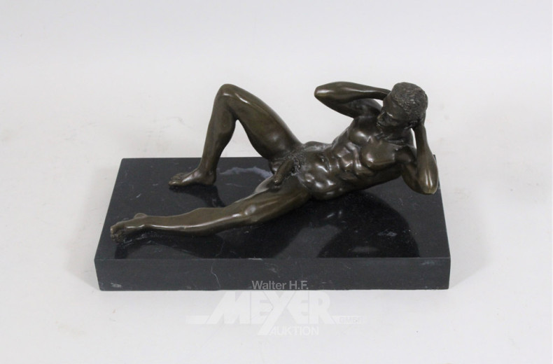 Bronzefigur ''Liegender männlicher Akt'',