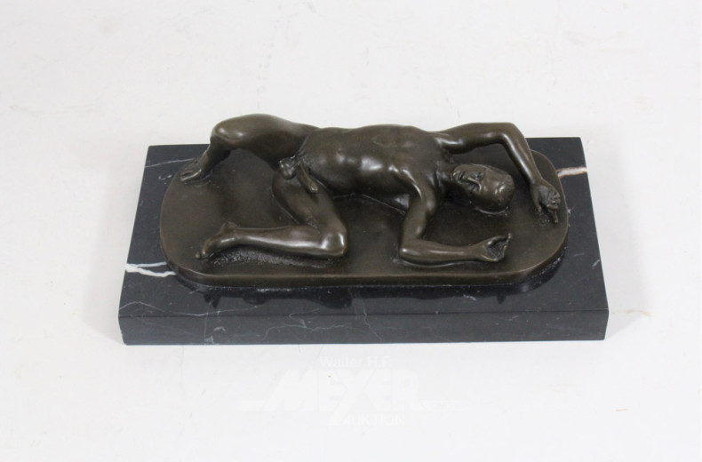 Bronzefigur ''Liegender männlicher Akt'',