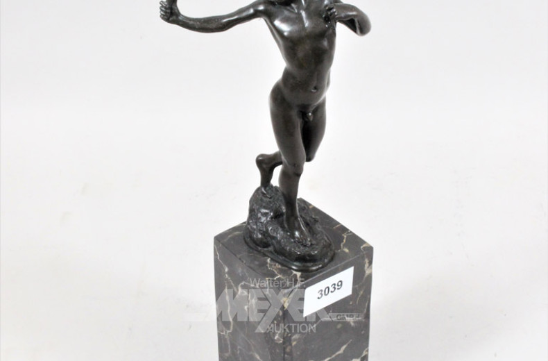 Bronzefigur ''Junge mit Steinschleuder'',