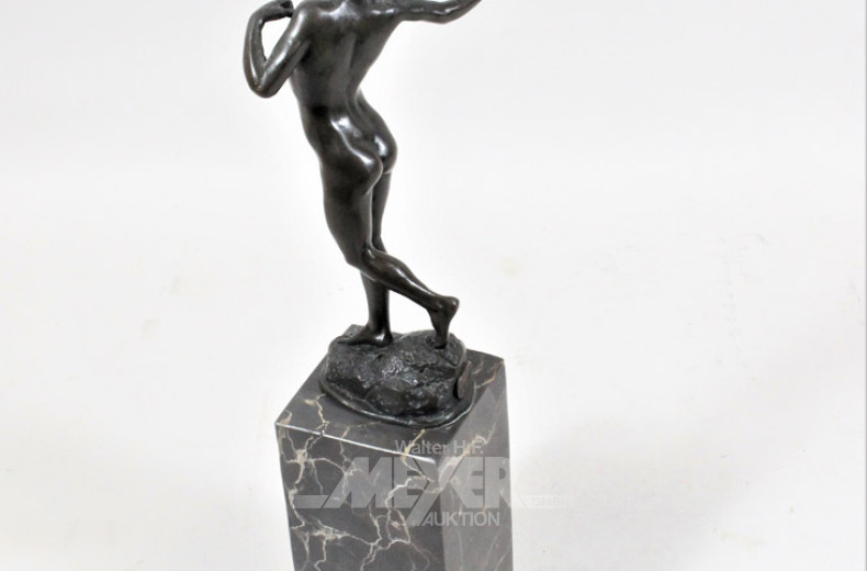 Bronzefigur ''Junge mit Steinschleuder'',
