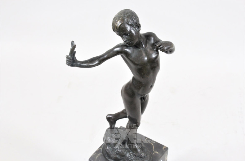 Bronzefigur ''Junge mit Steinschleuder'',