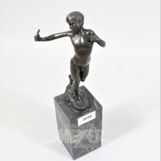 Bronzefigur ''Junge mit Steinschleuder'',