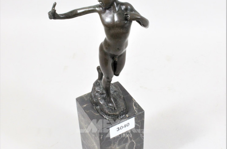 Bronzefigur ''Junge mit Steinschleuder'',