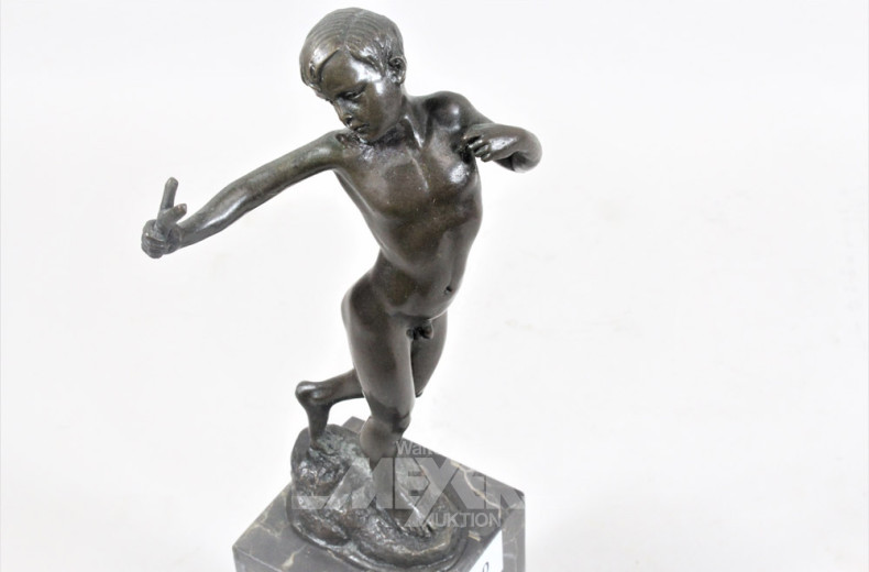 Bronzefigur ''Junge mit Steinschleuder'',