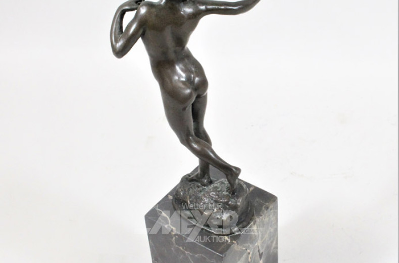 Bronzefigur ''Junge mit Steinschleuder'',