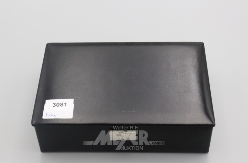 Schmuckschatulle mit Broschen,