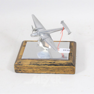 Modell-Propellerflugzeug auf Holzsockel,