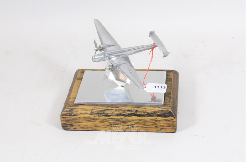 Modell-Propellerflugzeug auf Holzsockel,