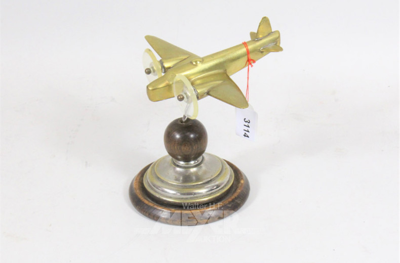 Modell-Propellerflugzeug auf Holzsockel