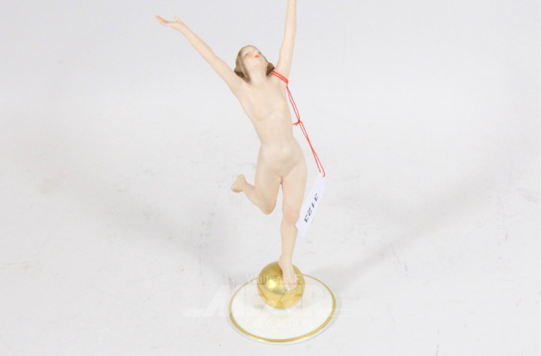 Porz.-Figur ''Weiblicher Akt auf Ball'',