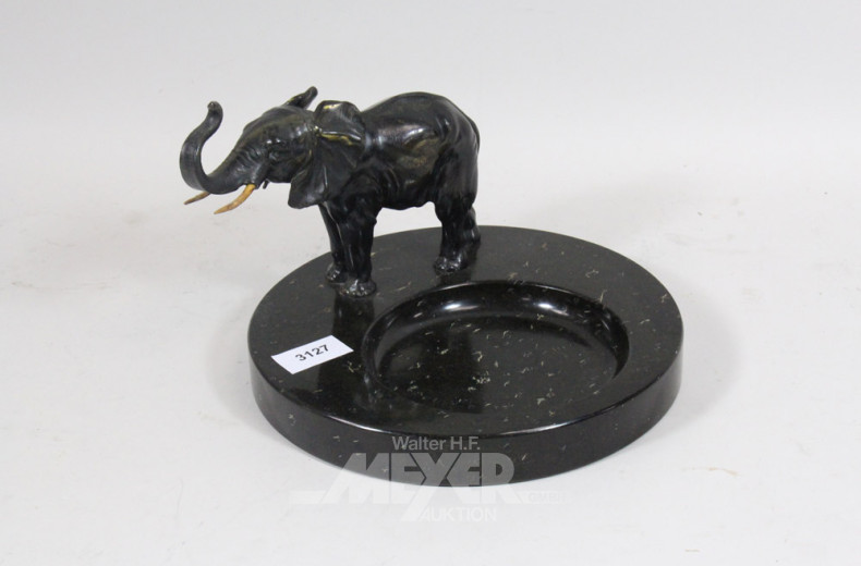Metallfigur ''Elefant'' auf Steinsockel,