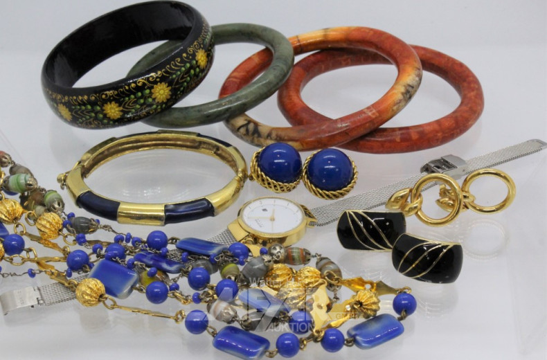 Schachtel mit Modeschmuck, best. aus: