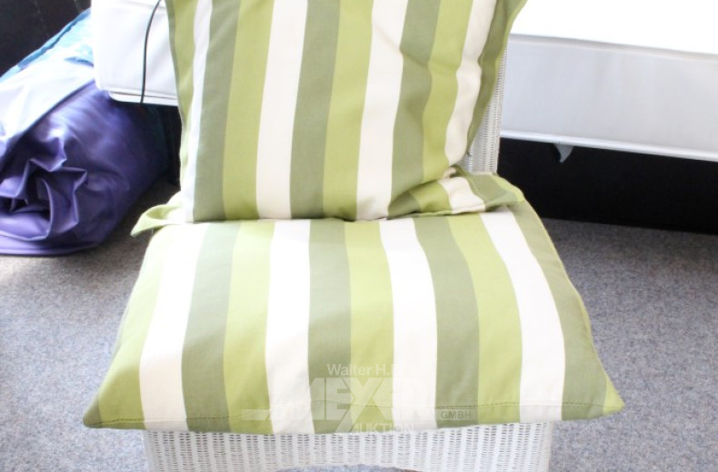 4 Gartenstühle, geflochten, weiß