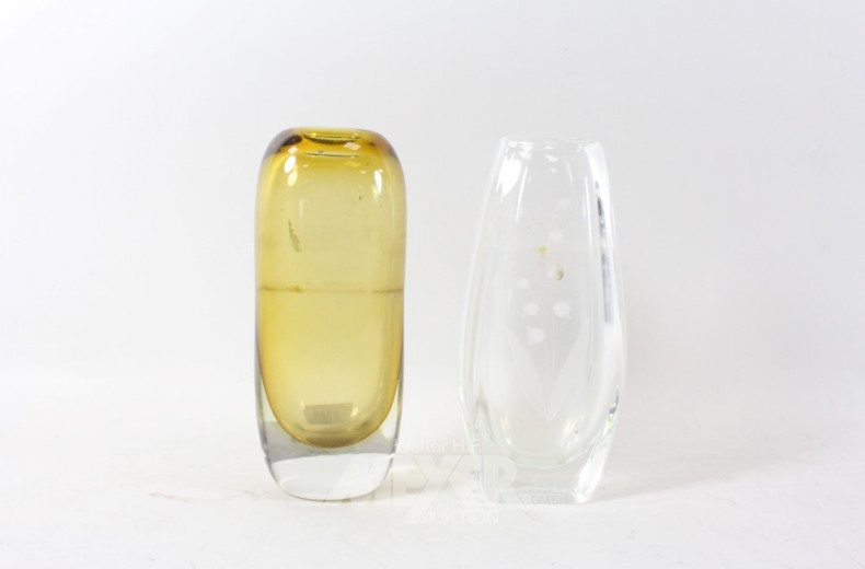 2 versch. Kristallvasen, H.: ca. 20 cm