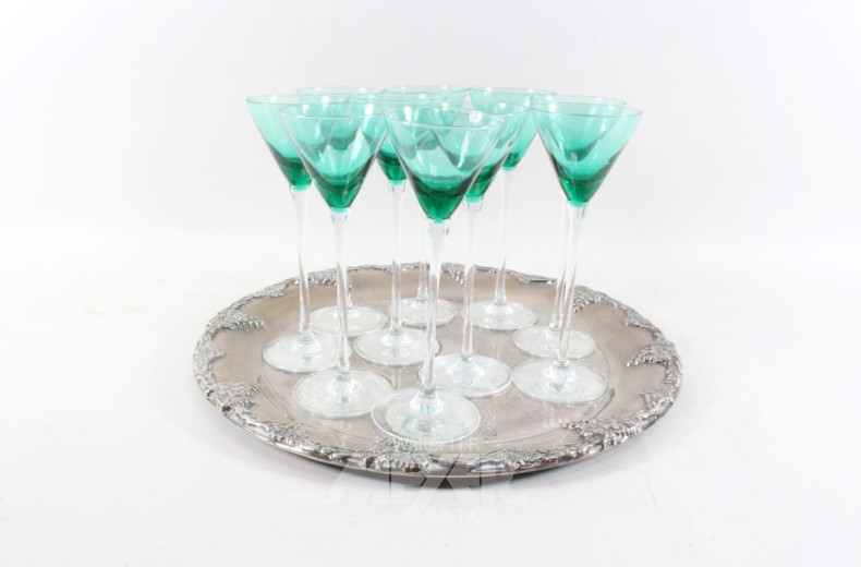 rundes Metalltablett, mit 10 Gläsern