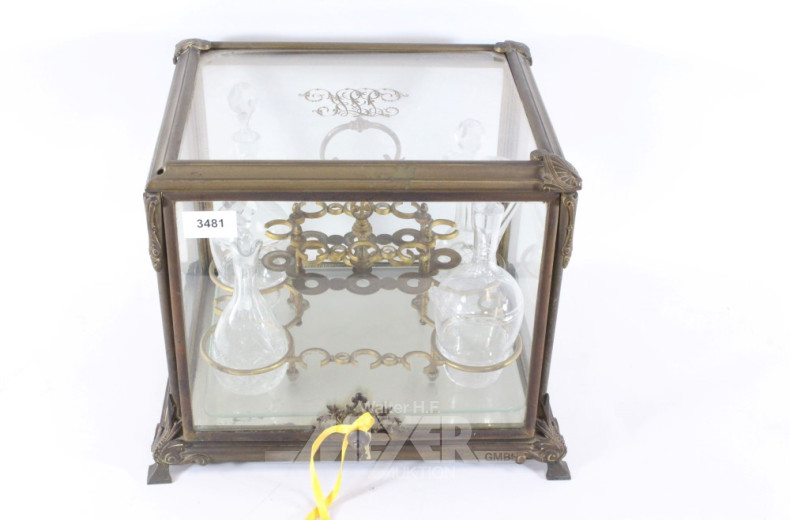 Tantalus-Tischvitrine, um 1900 mit