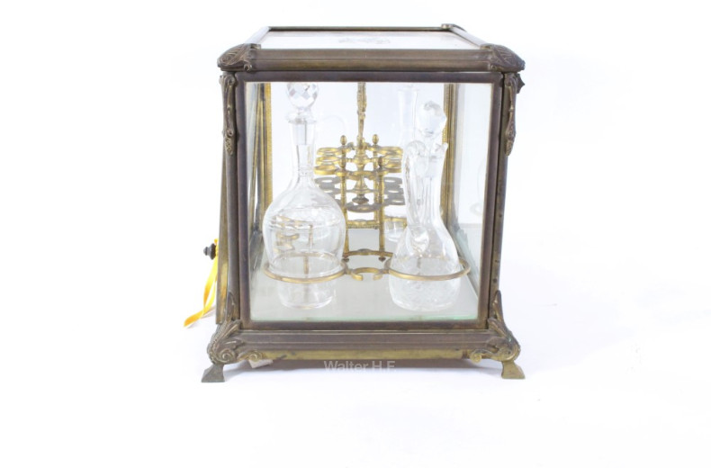 Tantalus-Tischvitrine, um 1900 mit