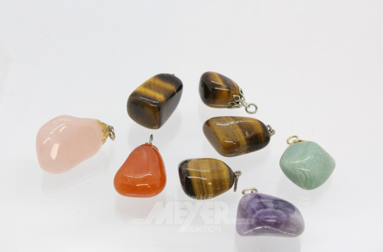8 Kettenanhänger, u.a. Tigerauge,